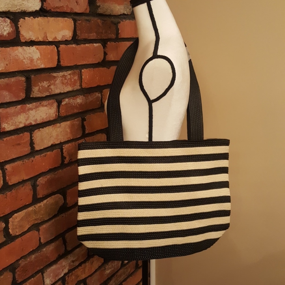 🌹4 for $20 denim + co cream & black straw purse
